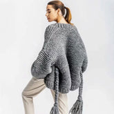 Strickjacke mit Bischofsärmeln, Fransen und geflochtenem Gürtel - Grau